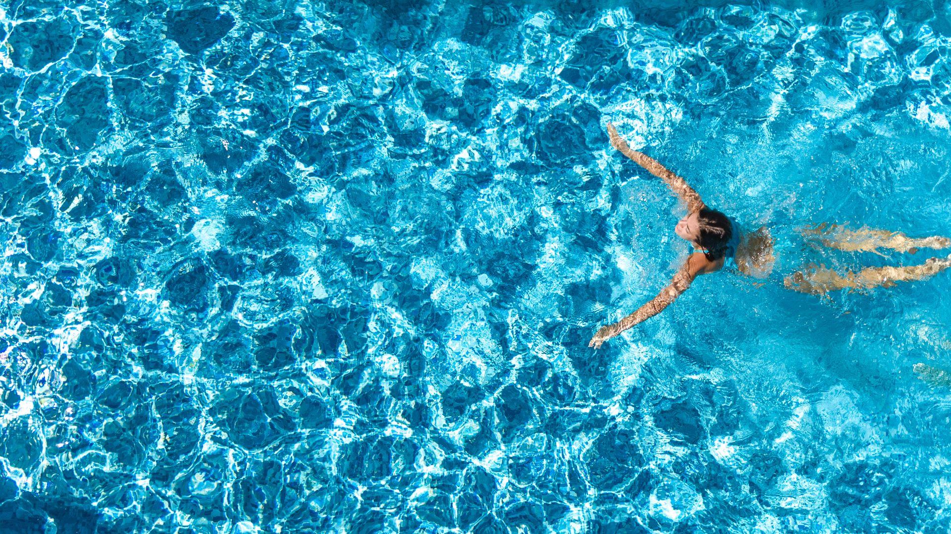 Schwimmende Person im Wasser zur Stressreduktion