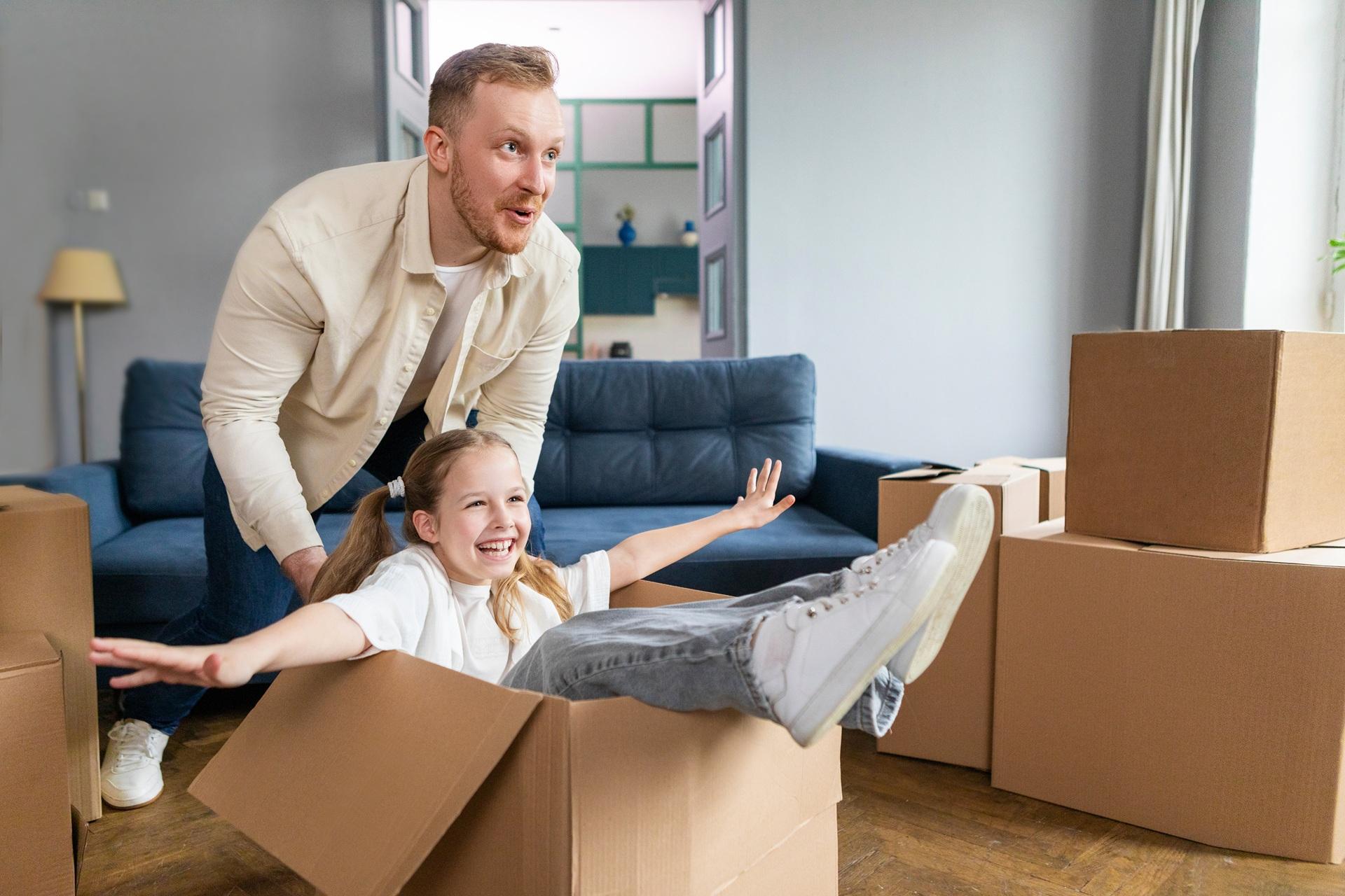 Kind beim Einzug in Wohnung mit Entkalkungsanlage