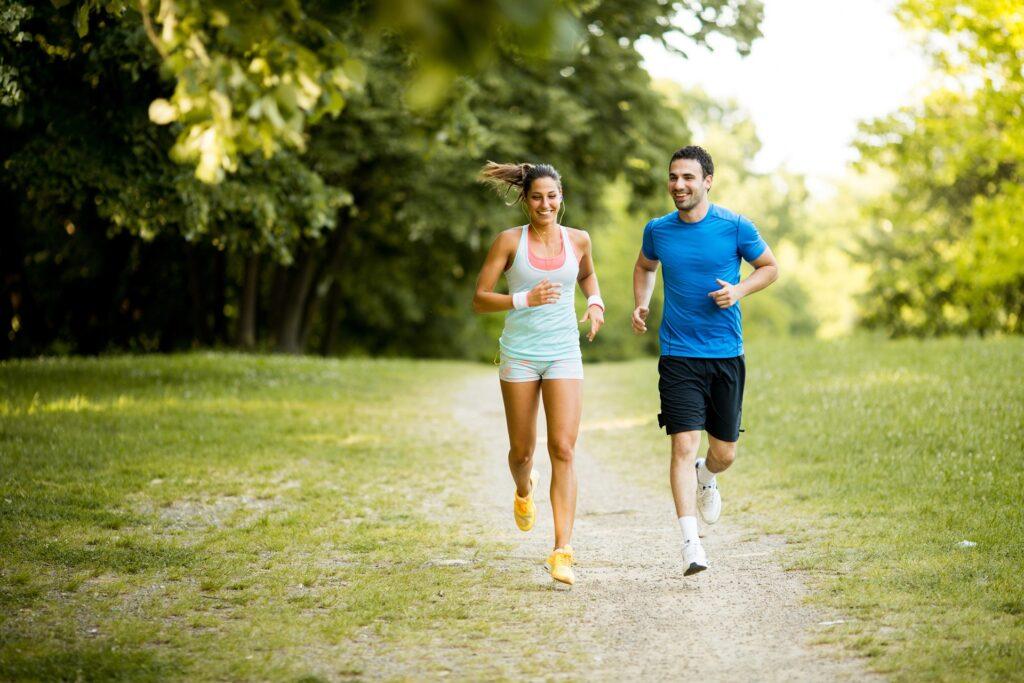 Mann und Frau joggen auf Naturweg | Barfußschuhe