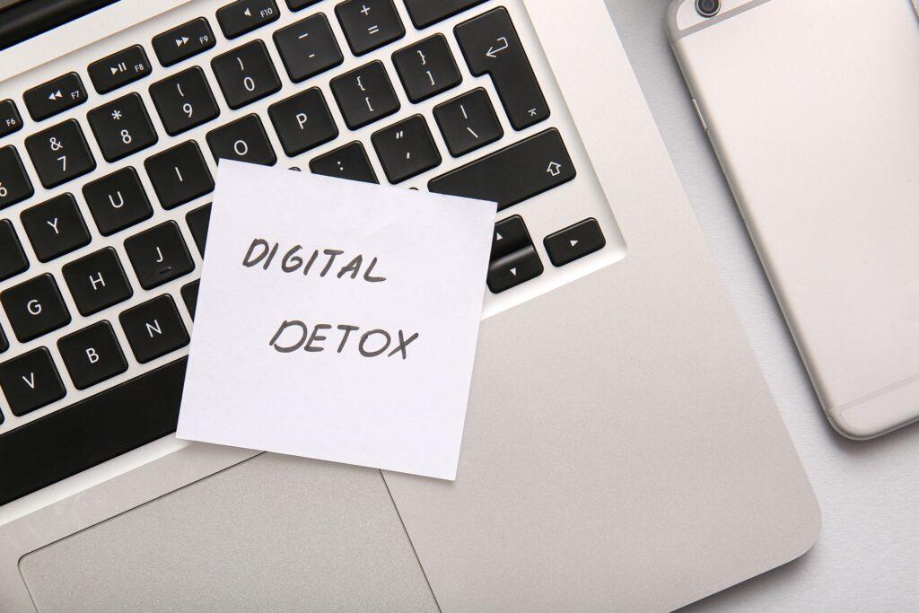 Laptop mit Zettel Digital Detox | Elf Bar Elfa