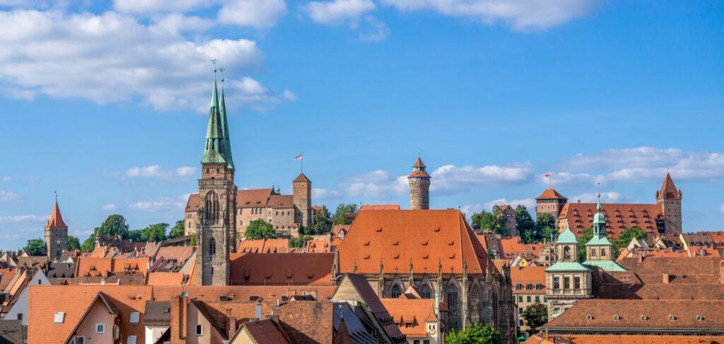 Altstadt von Nuernberg mit Blick auf Kaiserburg und Kirchen – Symbol fuer regionale Kompetenz bei cellulite behandlung nuernberg