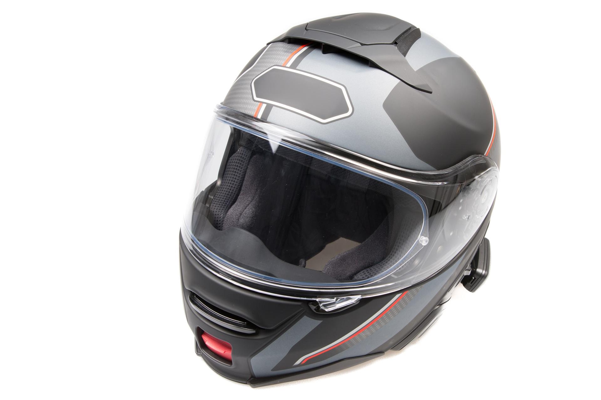 Grauer Motorradhelm mit Visier und modernen Belüftungselementen | Dainese